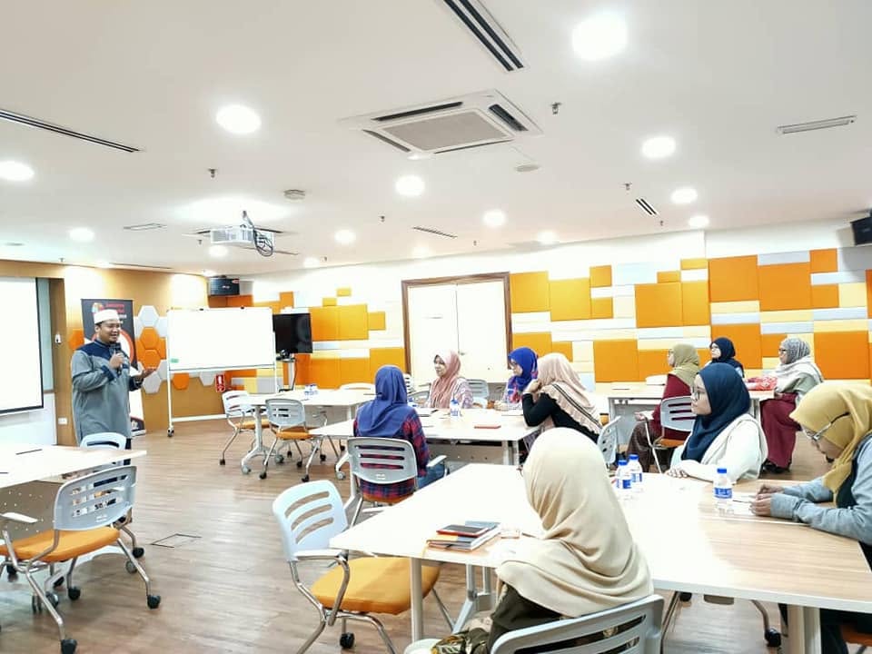Ustaz Zamri mengendalikan kelas Mari Mengaji